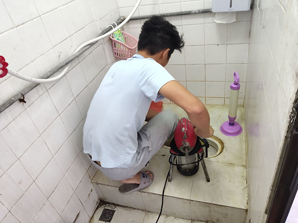 范县肥皂掉到马桶里把马桶堵住了怎么办？马桶堵住了怎么办