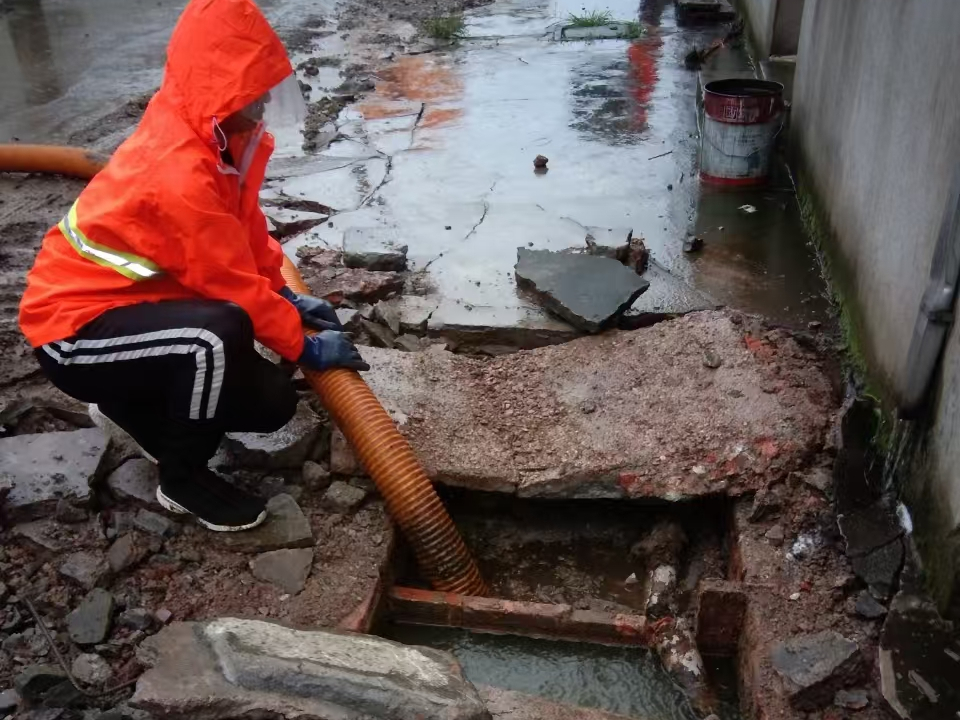 范县专业清理污水池 炜誉市政以规范流程守护城市 “肠道”